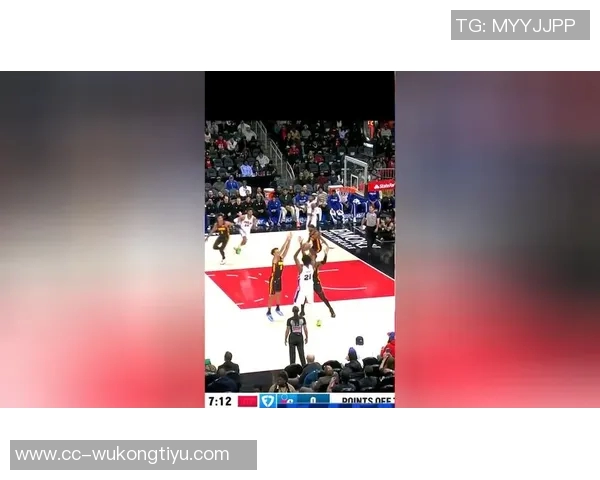 布朗尼被包夹失误库里反击背传希尔德意外失球引发争议 布朗尼被包夹失误库里反击背传希尔德意外失球引发争议